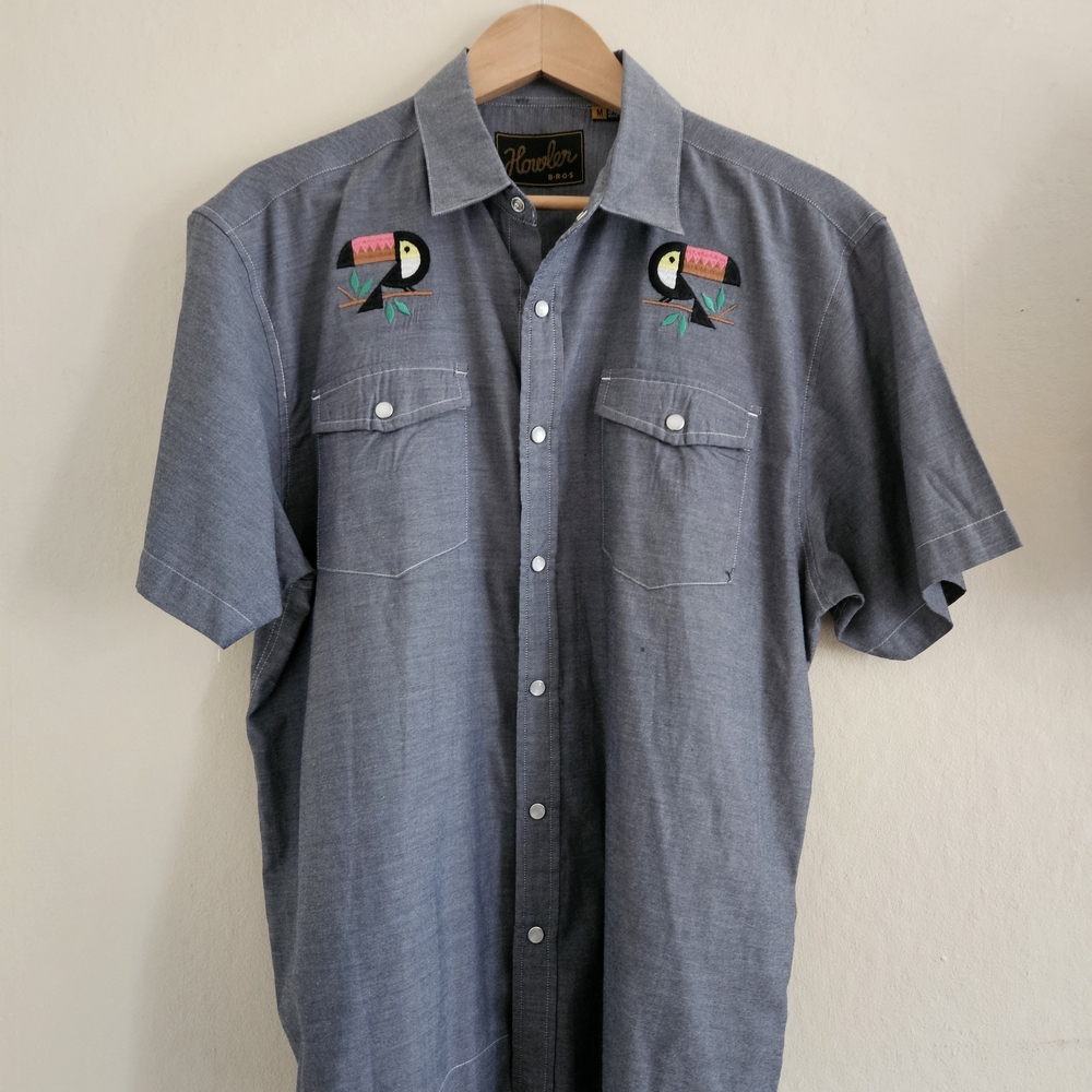Howler Brothers RARE Gray Tucan Embroidered Short Sleeve Button Up Shirt sz M
